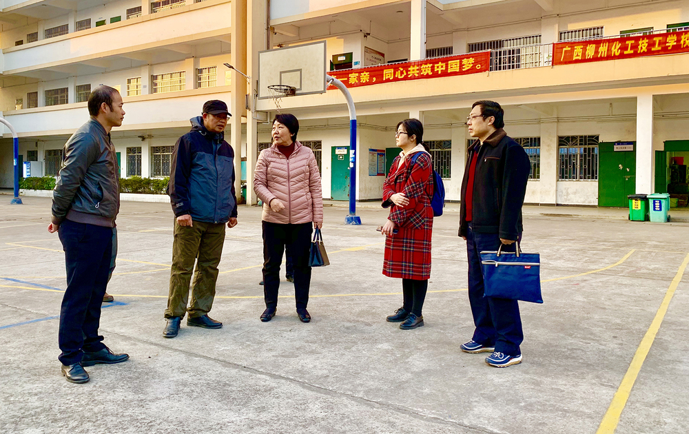 工信厅二级巡视员陆爱平（中）到校检查指导工作.jpg